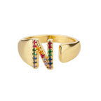 Bred personlig ring med regnbueinitial n