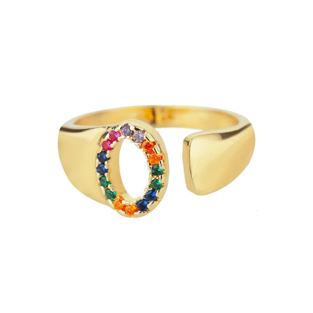 Bred personlig ring med regnbueinitial o