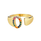 Bred personlig ring med regnbueinitial o