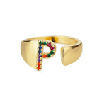 Bred personlig ring med regnbueinitial p