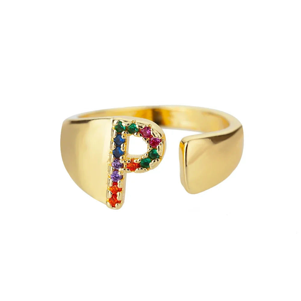 Bred personlig ring med regnbueinitial p