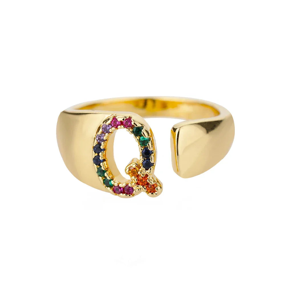 Bred personlig ring med regnbueinitial q