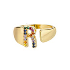 Bred personlig ring med regnbueinitial r