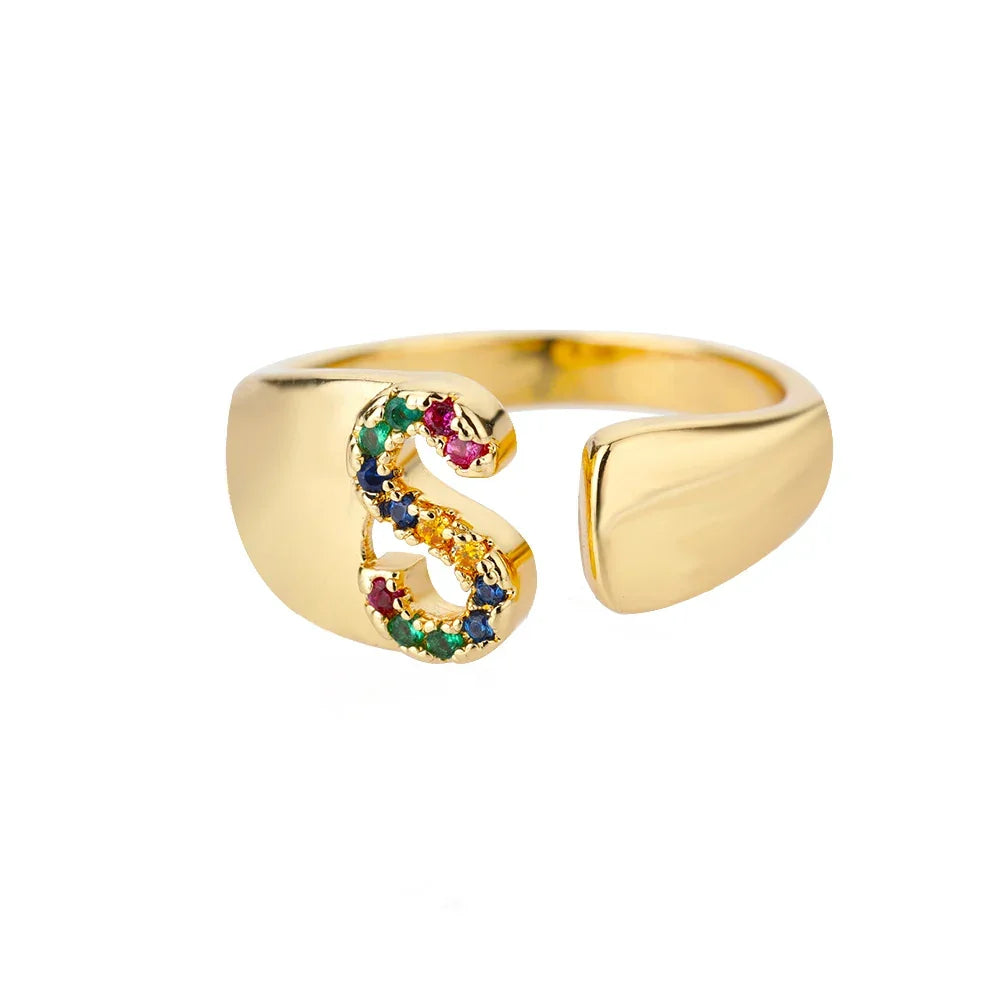Bred personlig ring med regnbueinitial s