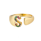 Bred personlig ring med regnbueinitial s