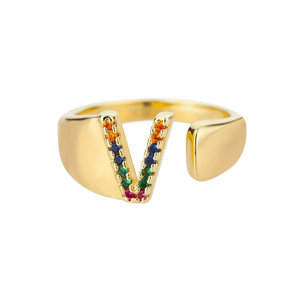 Bred personlig ring med regnbueinitial v