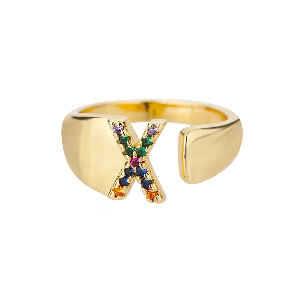 Bred personlig ring med regnbueinitial x