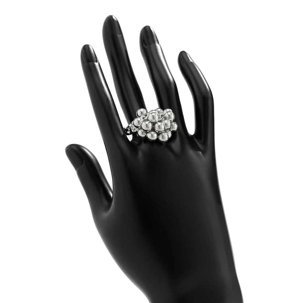 Ring med sølv- eller guldbelagte perler