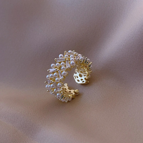 Ring med hvide perler i zirkonium