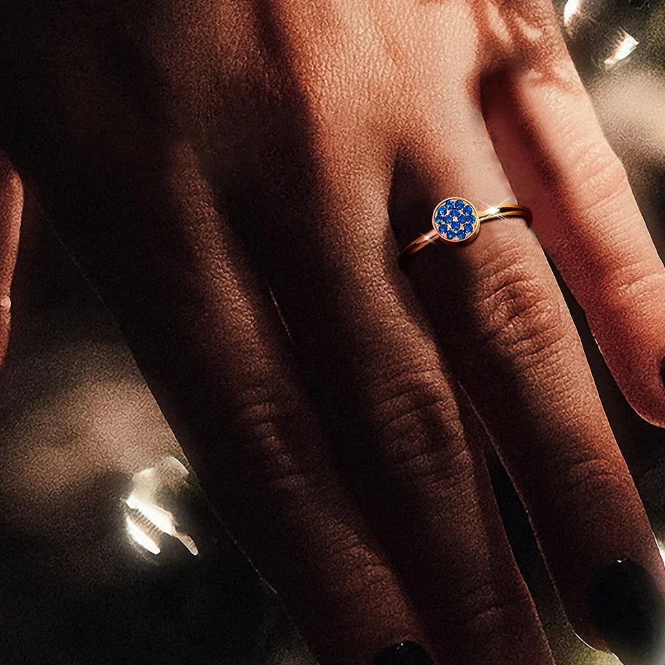 Ring med små runde fødselssten til kvinder