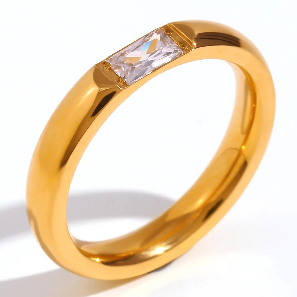Ring med innfattet fødselsstein for kvinner april