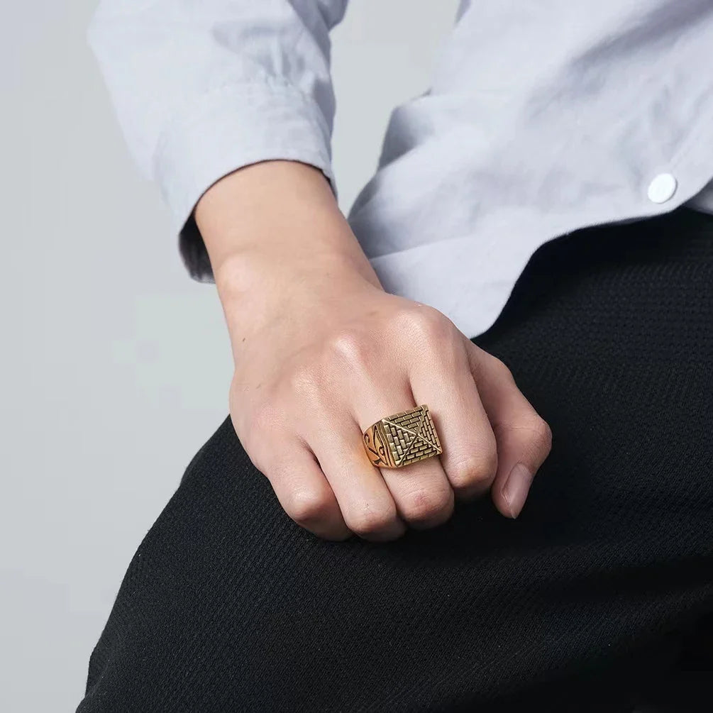Ring med egyptisk pyramide guld