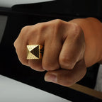 Ring med egyptisk pyramide guld