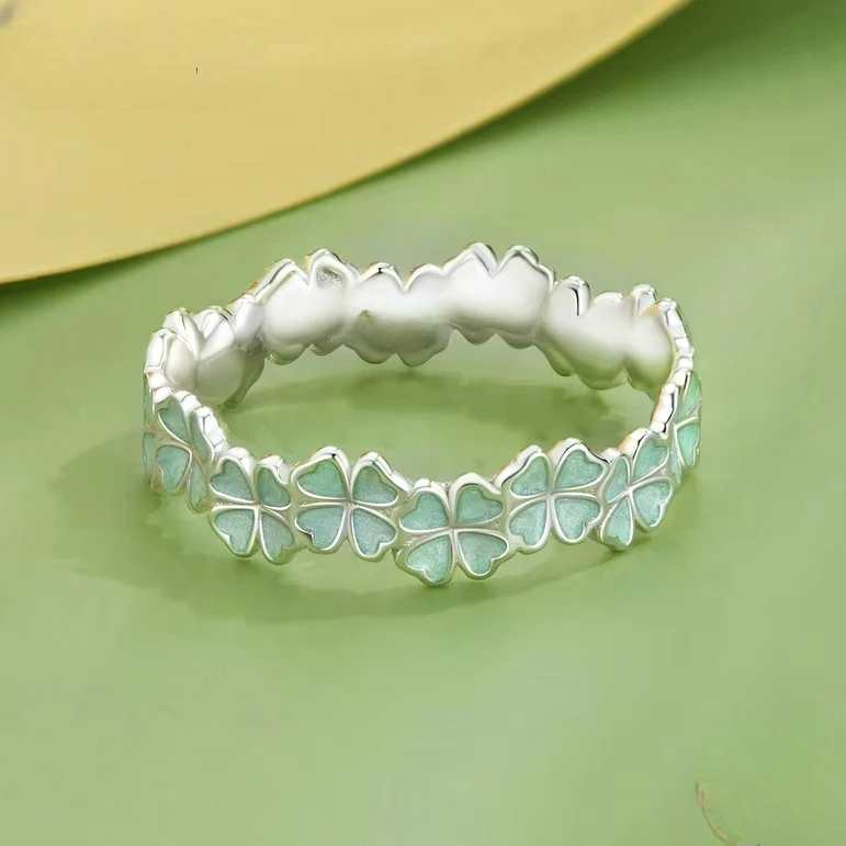 Ring med grønne firkløver