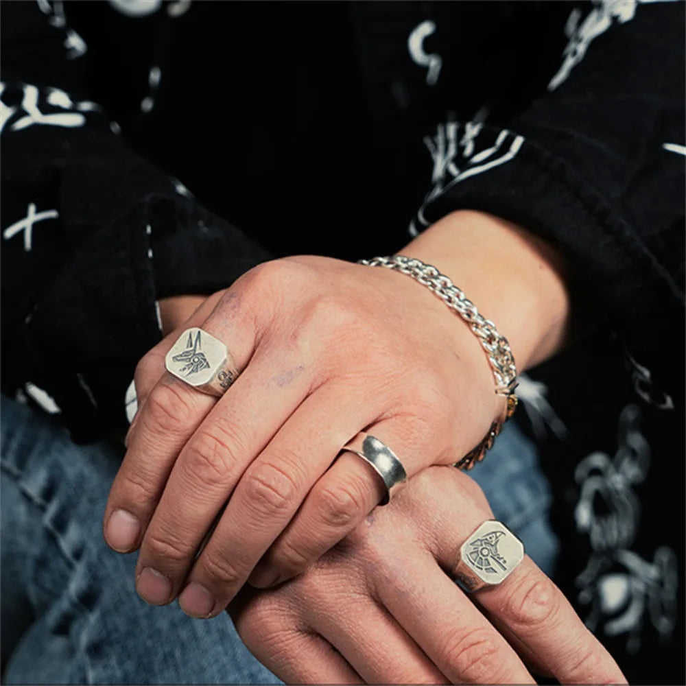 Čtvercový prsten ve stylu egyptského Oka Horuse