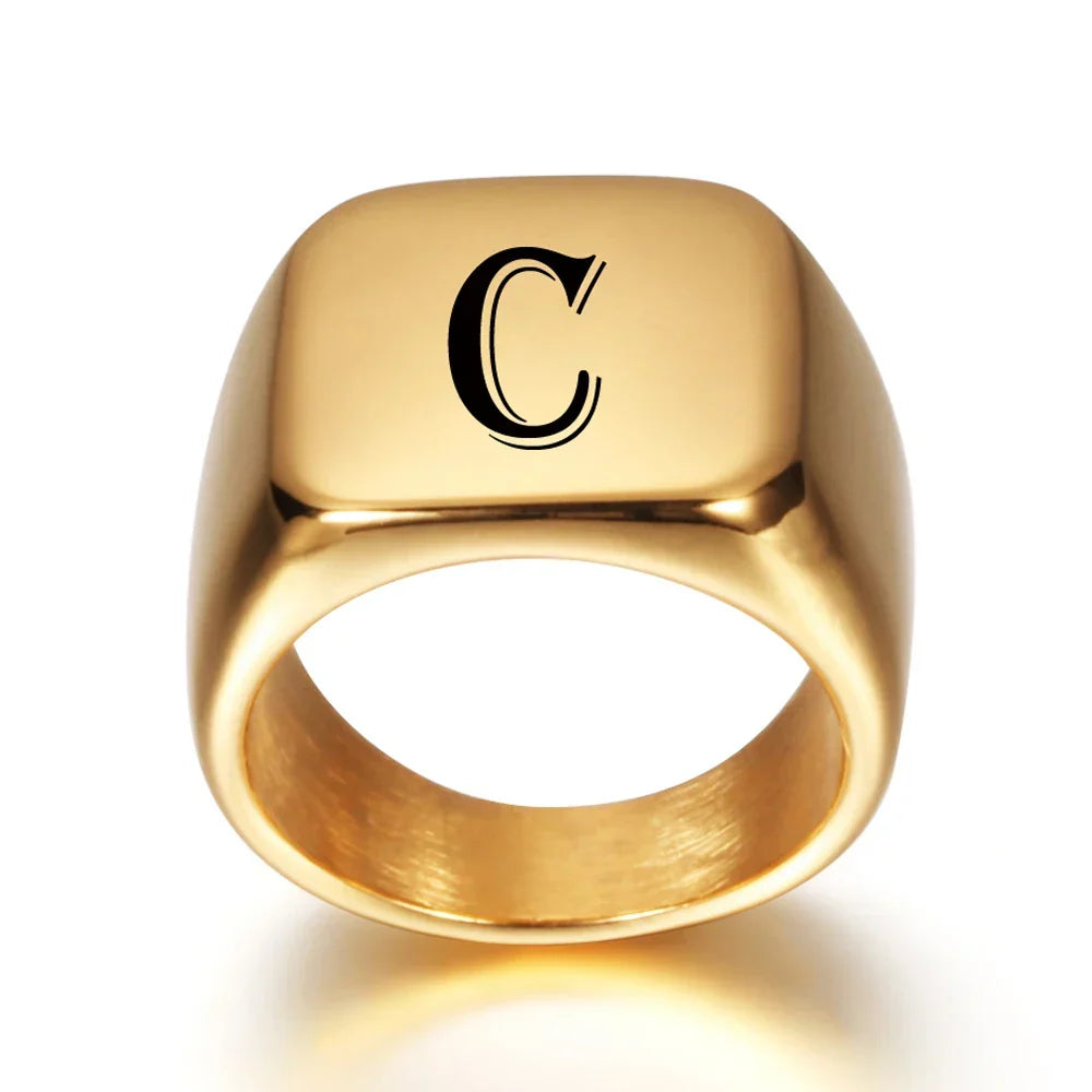 Široký personalizovaný pánský prsten s iniciálou c