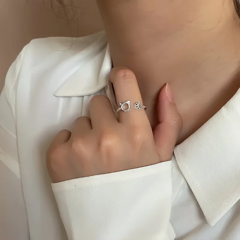 Kattring med poter i sølv