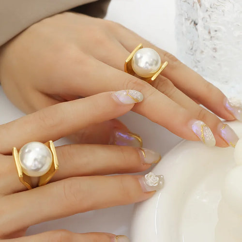 Dame ring i retro stil med stor hvid perle guld