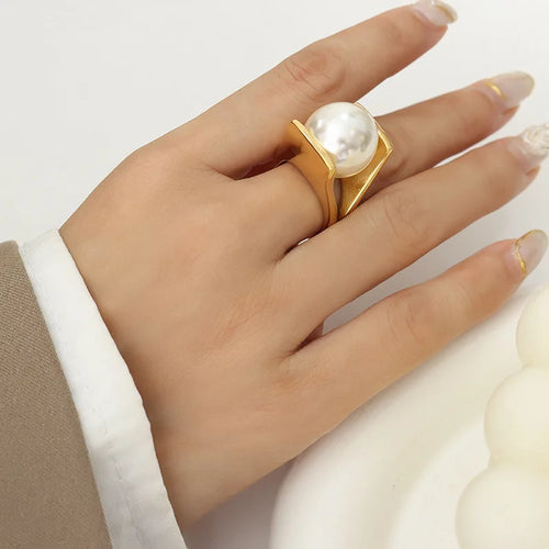 Dame ring i retro stil med stor hvid perle guld