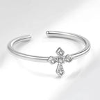 Elegant ring med kors i zirkonia