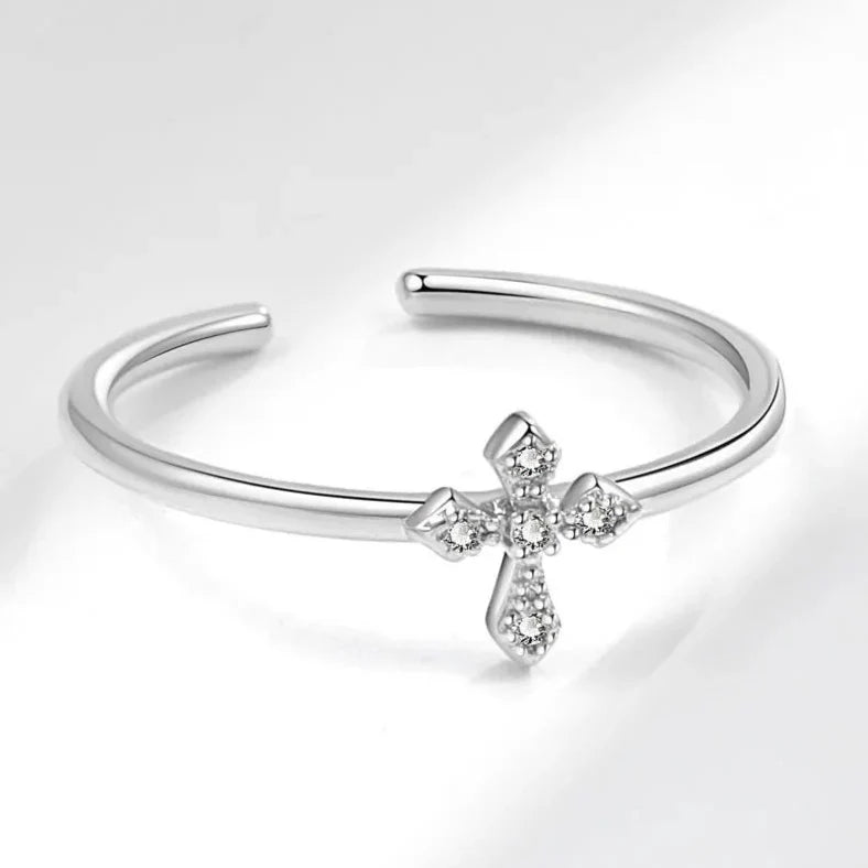 Elegant ring med kors i zirkonia