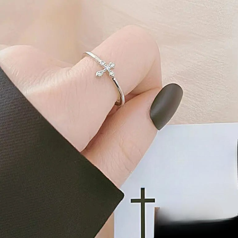 Elegant ring med kors i zirkonia