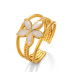 Elegant ring med hvid blomst