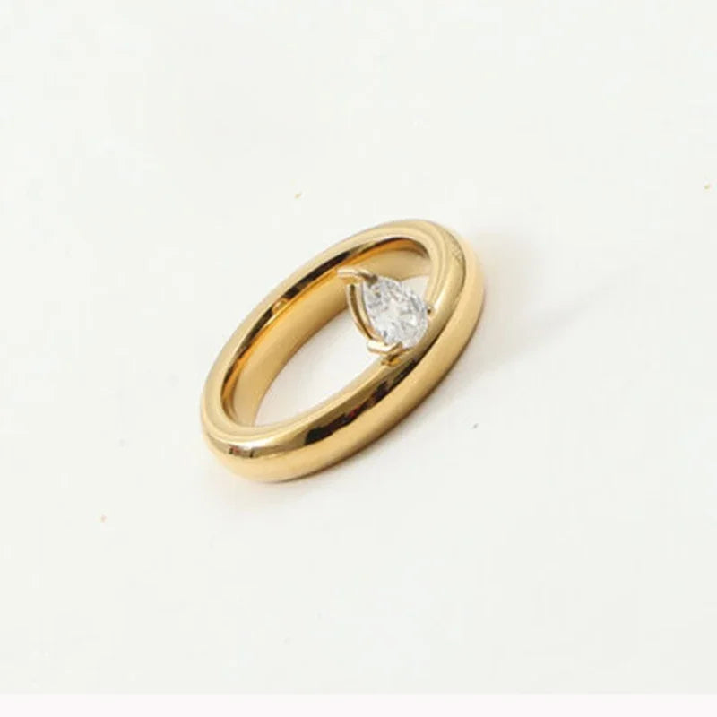 Tynn vann-dråpe ring med perle i zirkonium 1