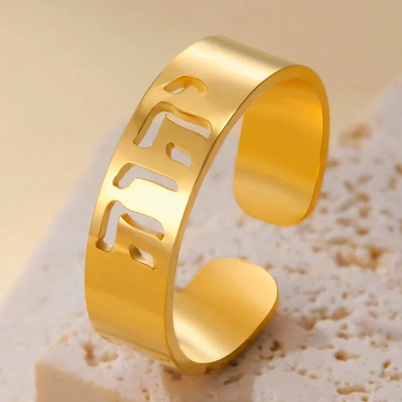 Bred ring med jødisk hebraisk gravering i guld