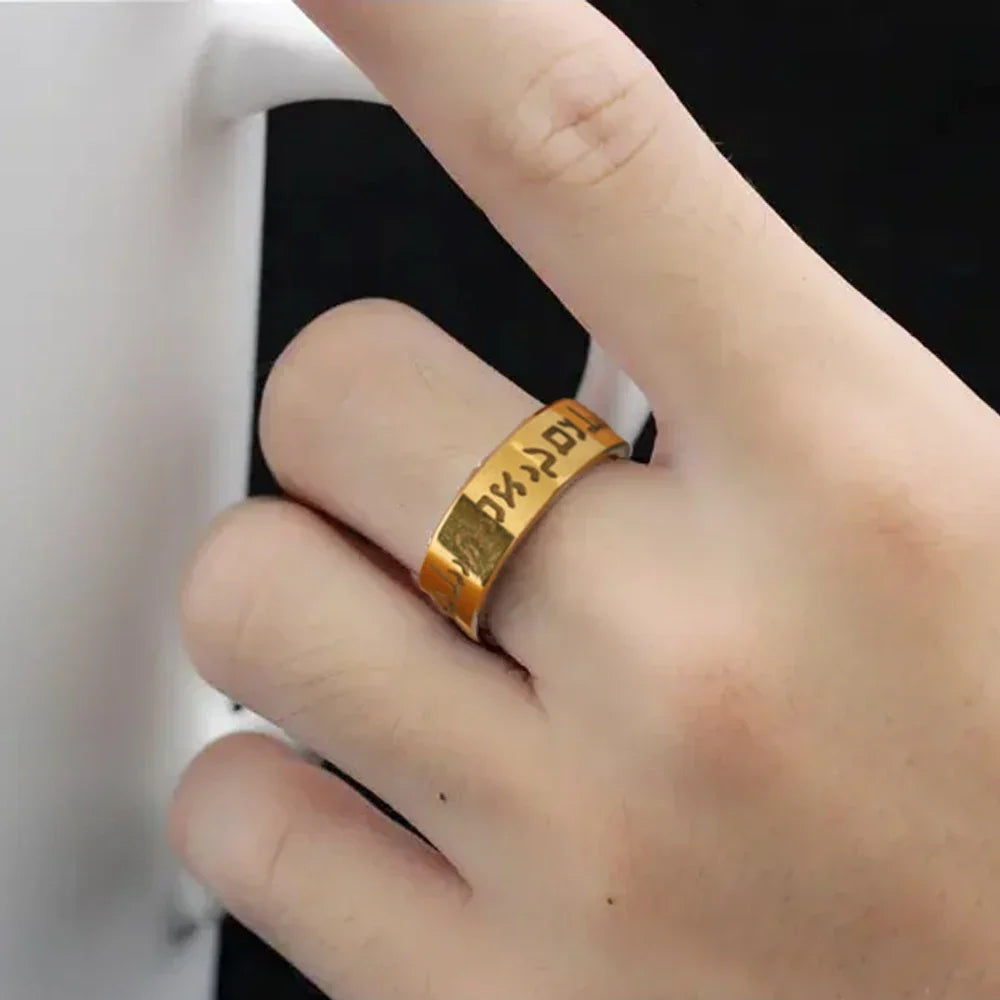 Bred ring med judiska hebreiska bokstäver i guld