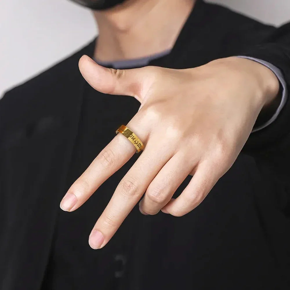 Bred ring med judiska hebreiska bokstäver i guld