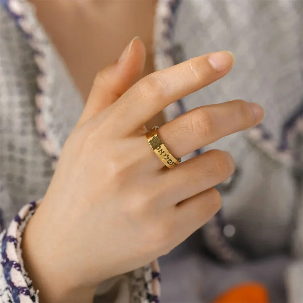 Bred ring med judiska hebreiska bokstäver i guld