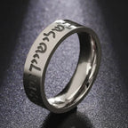 Bred ring med judiska hebreiska bokstäver i silver