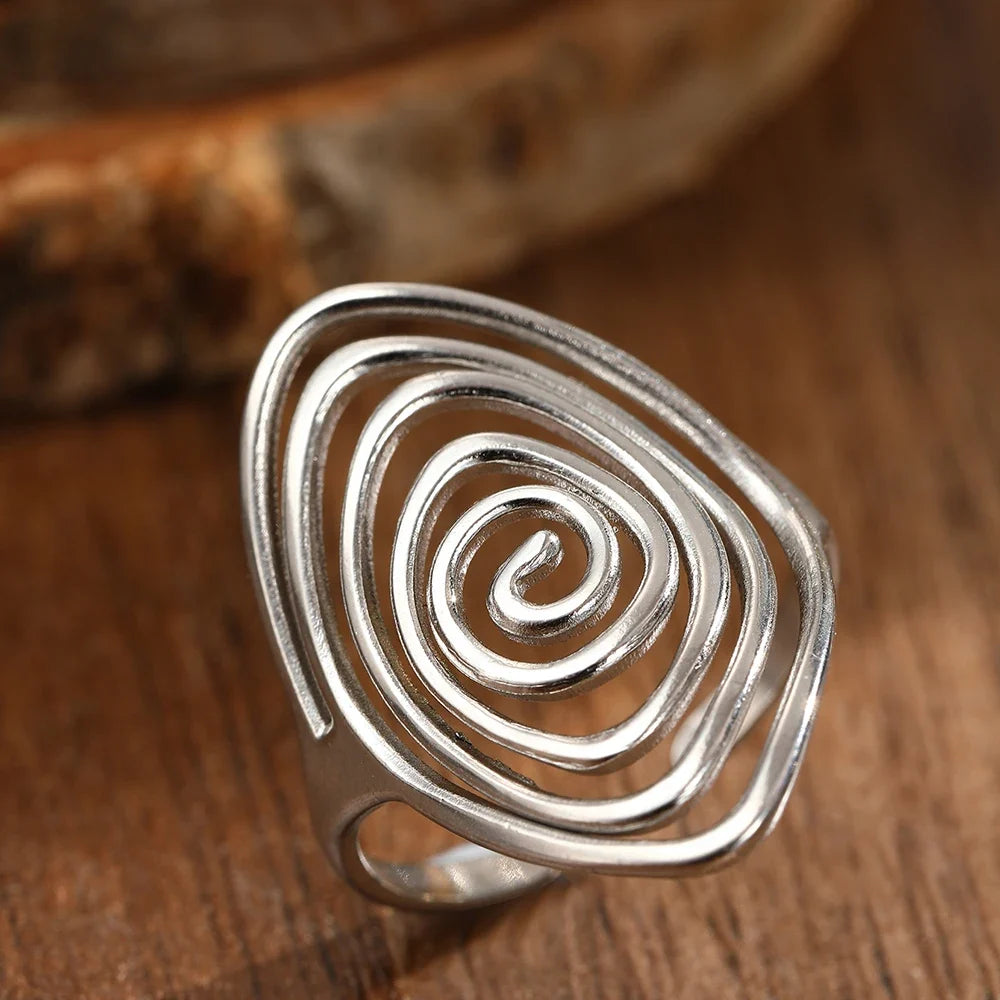 Bred ring i form av en texturerad spiral i silverton