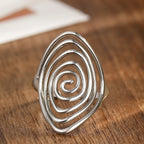 Bred ring i form av en texturerad spiral i silverton