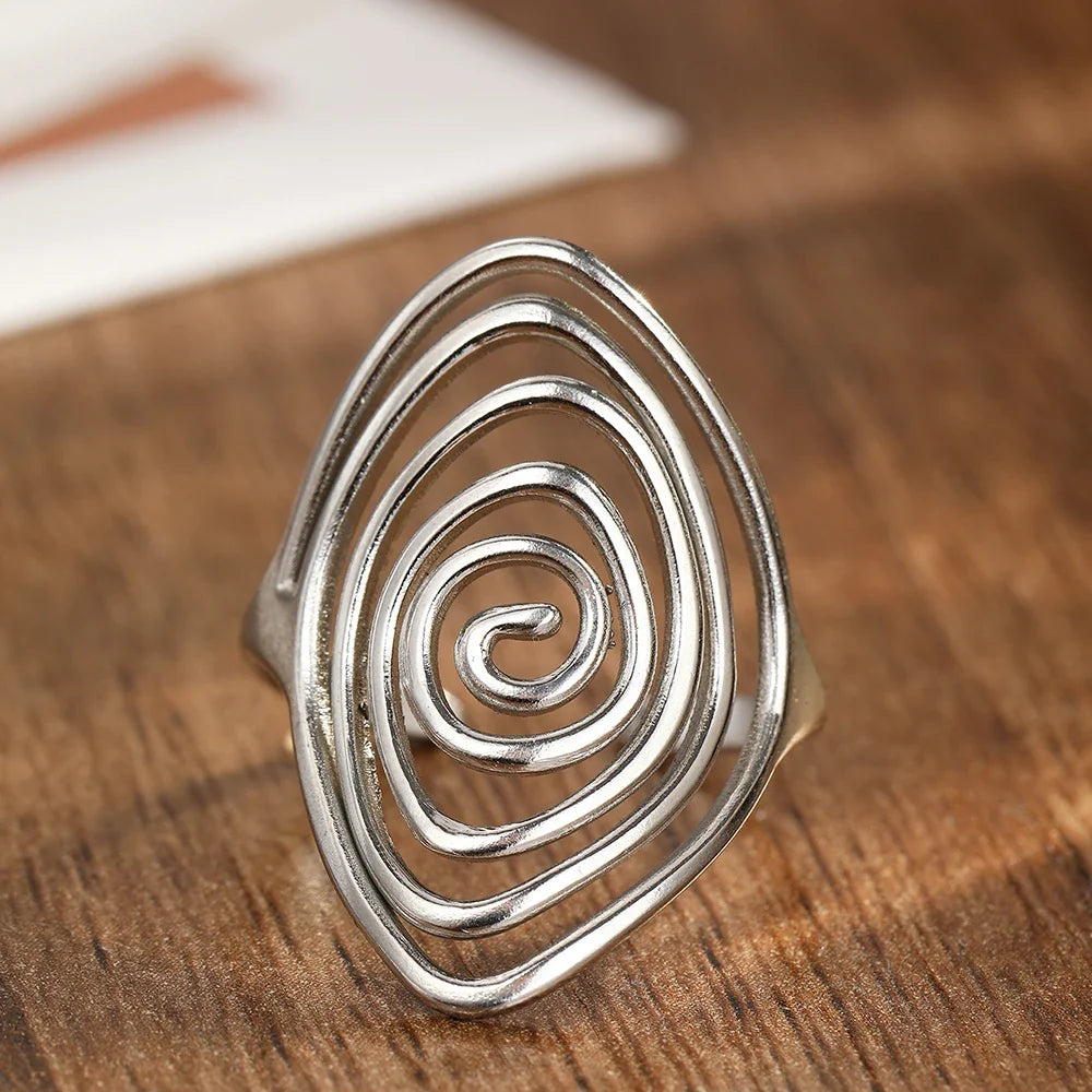 Bred ring i form av en texturerad spiral i silverton