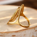 Bred ring i form av en texturerad spiral i guldton
