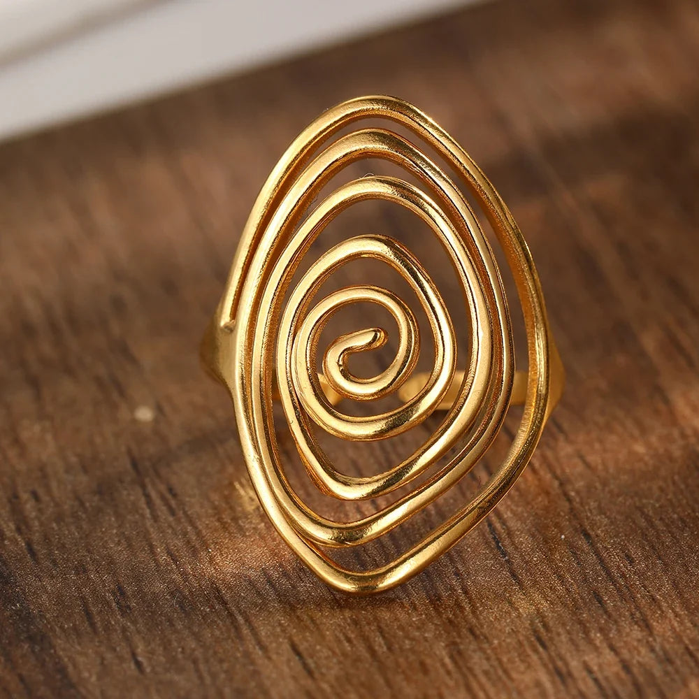Bred ring i form av en texturerad spiral i guldton