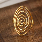Bred ring i form av en texturerad spiral i guldton