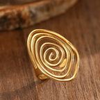 Bred ring i form av en texturerad spiral i guldton
