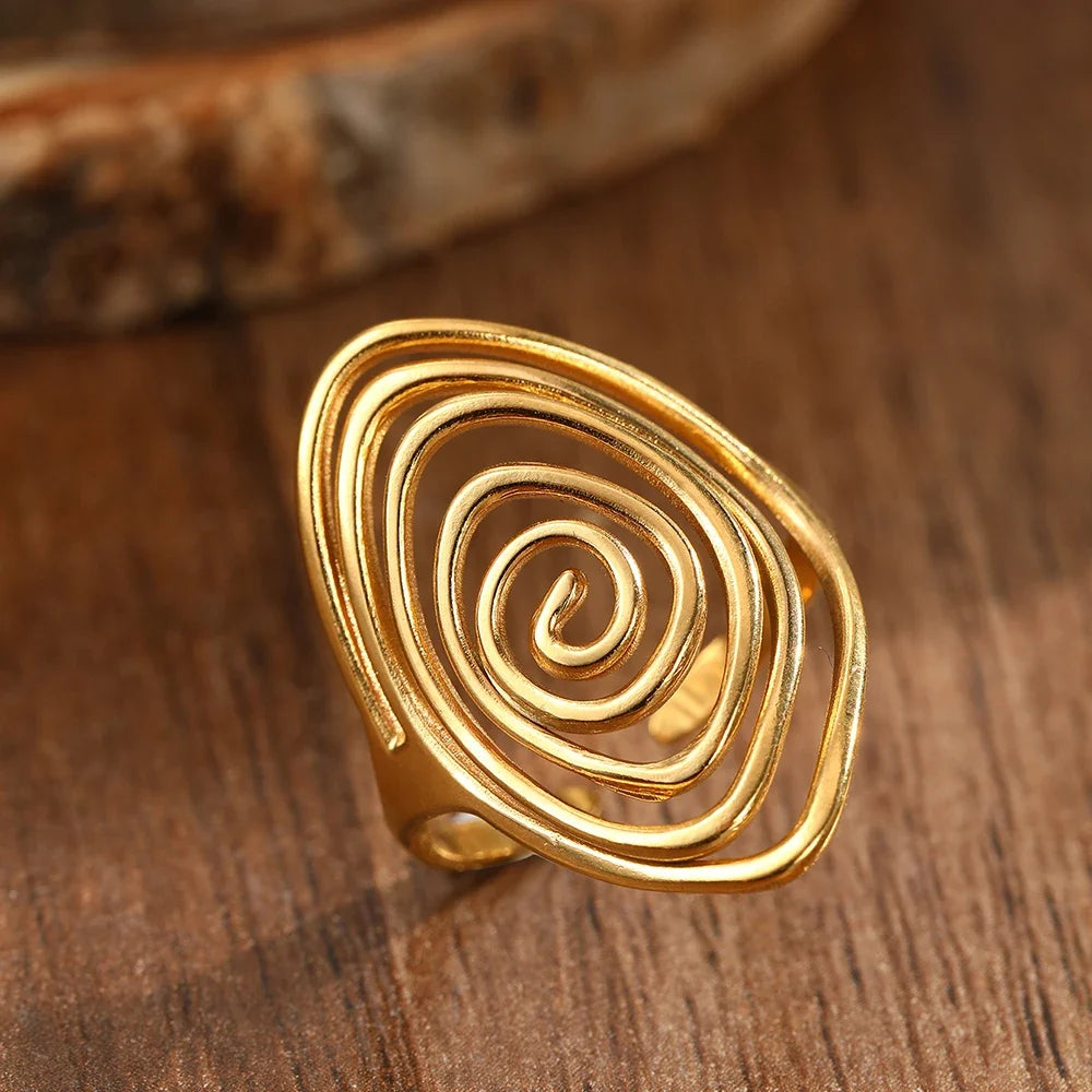 Bred ring i form av en texturerad spiral i guldton