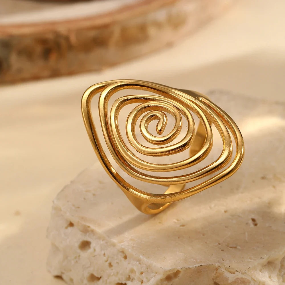 Bred ring i form av en texturerad spiral i guldton