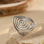 Bred ring i form av en texturerad spiral i silverton