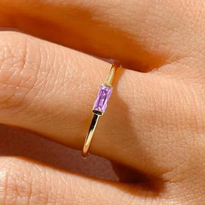 Minimalistisk ring med rektangulær fødselsstein for kvinner