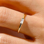 Minimalistisk ring med rektangulær fødselsstein for kvinner