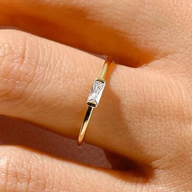 Minimalistisk ring med rektangulær fødselsstein for kvinner