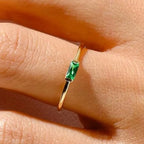 Minimalistisk ring med rektangulær fødselsstein for kvinner