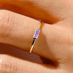 Minimalistisk ring med rektangulær fødselsstein for kvinner