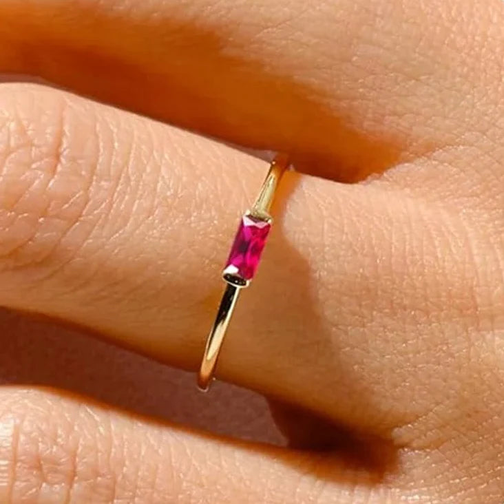 Minimalistisk ring med rektangulær fødselsstein for kvinner