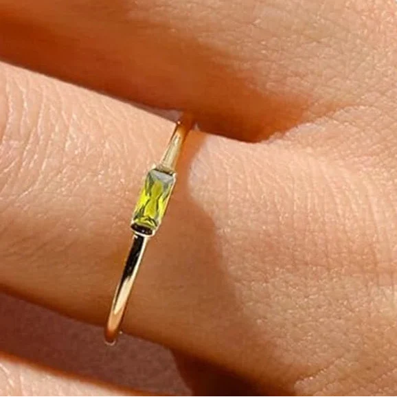 Minimalistisk ring med rektangulær fødselsstein for kvinner
